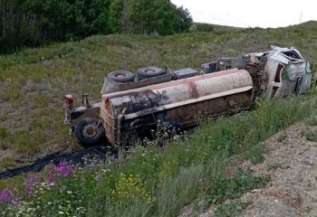ШҚО-да 20 тоннаға жуық күкірт қышқылы тиелген жүк көлігі аударылды