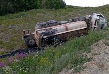 Несколько тонн серной кислоты вылились из опрокинувшегося грузовика в ВКО