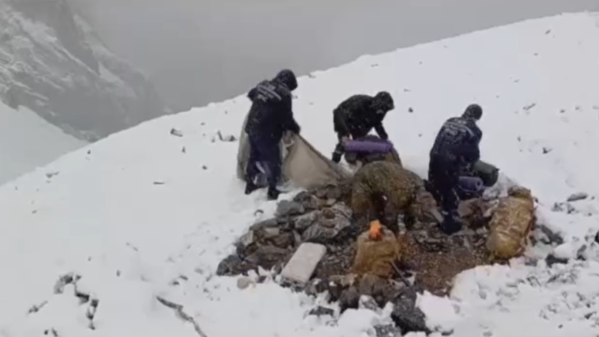Покорил пик Сайрамский, но сорвался со скалы: спасатели нашли тело туриста в Туркестанской области