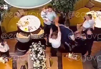 Атақты боксшы Шүменов кішкентай баласын көтеріп алған ер адамды соққыға жыққан