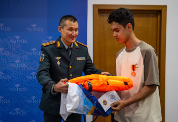 Министр суға батқан адамды құтқарған астаналық оқушыны марапаттады