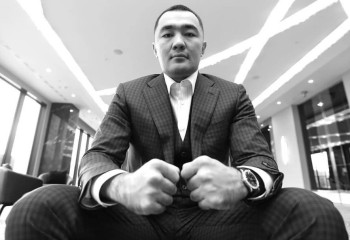 Бывший чемпион мира по боксу Бейбут Шуменов напал на мужчину с ребёнком на руках в одном из столичных ТРЦ