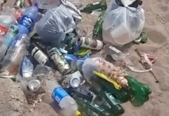 Балқашқа барған туристер қоқыстар мен тамақ қалдықтарын құмның астына тыққан