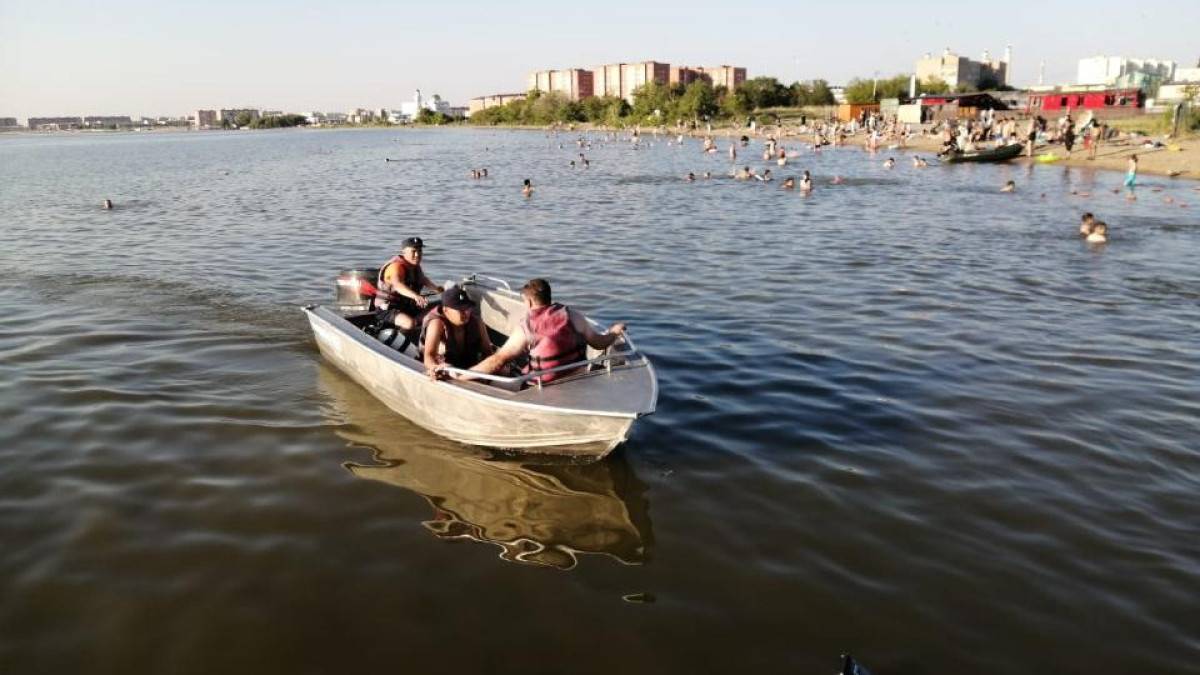 Пьяных тонущих казахстанцев вытаскивают из воды спасатели МЧС