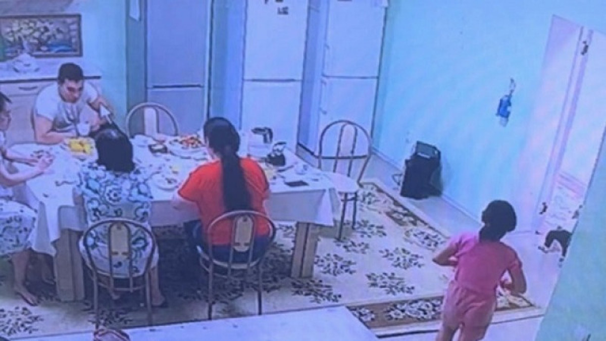 Неизвестного мужчину зафиксировали камеры видеонаблюдения среди воспитанниц детдома в Атырау