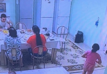 Неизвестного мужчину зафиксировали камеры видеонаблюдения среди воспитанниц детдома в Атырау