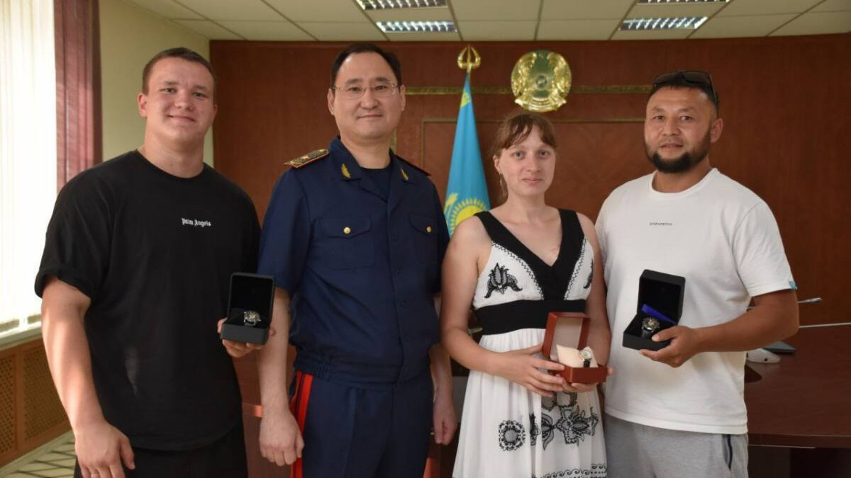 Нашедших пропавшую в Шахтинске девочку волонтеров наградили в Карагандинской области