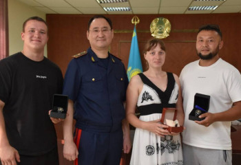 Нашедших пропавшую в Шахтинске девочку волонтеров наградили в Карагандинской области