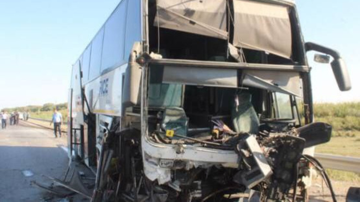 Рейсовый автобус попал в ДТП в Кызылординской области: два человека погибли