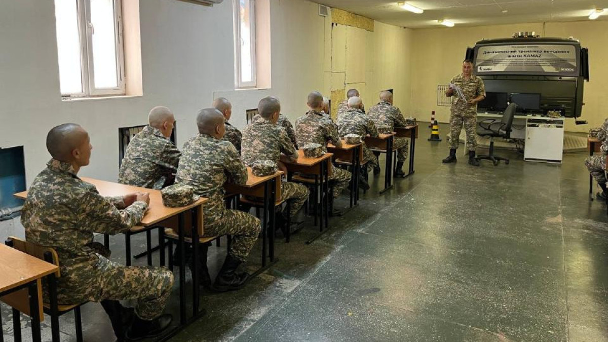 В Алматы бесплатно обучат на военных водителей