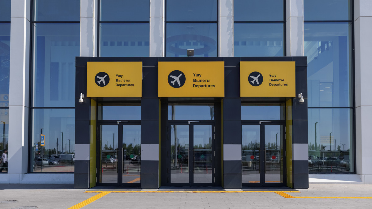 В Международном аэропорту Астаны ремонт взлетно-посадочной полосы