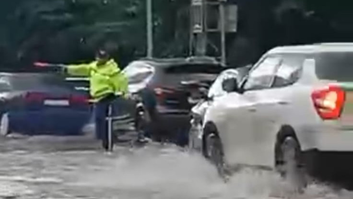Ливень в Костанае: полицейские по колено в воде работали на улицах