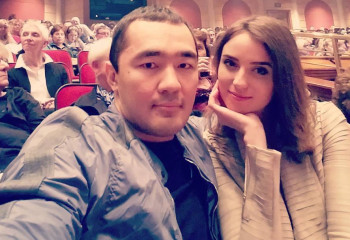 Астанада балалы ер адамға соққы жасаған Бейбіт Шүменовтің әйелі АҚШ елшілігінен көмек сұрады