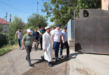 Түркістан облысының әкімі Сарыағашта қайтыс болған 5 жастағы қыз баланың ата-анасына көңіл айтты