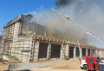 Шымкентте құрылысы аяқталмаған екі қабатты үйдің шатыры жанып кетті