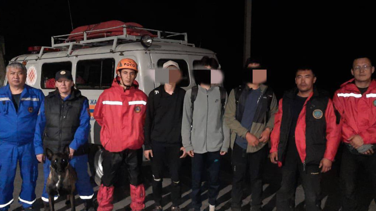 Спасатели вернули домой заблудившихся в горах троих подростков