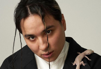 Танымал әнші жас тыңдарманының арманын орындау үшін оның үйіне барды