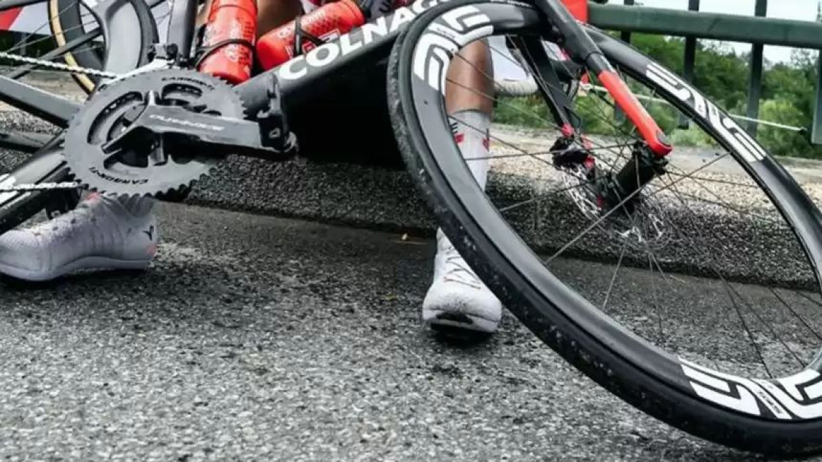 Тур де Франста селфиге түспек болған жанкүйердің кесірінен велоспортшылар апатқа ұшырады