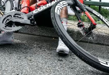 Тур де Франста селфиге түспек болған жанкүйердің кесірінен велоспортшылар апатқа ұшырады