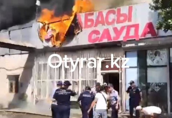 Пожар в Шымкенте: горят склады на площади Ордабасы