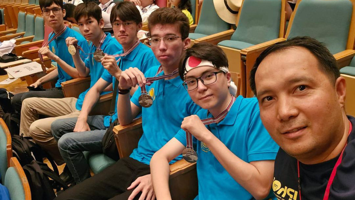 В Токио казахстанские школьники завоевали пять медалей на международной олимпиаде по физике