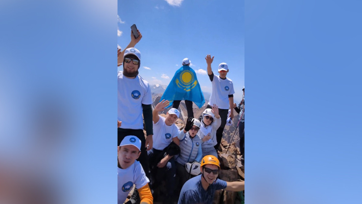 Активисты АНК покорили одну из вершин Тянь-Шаньского хребта Заилийского Алатау