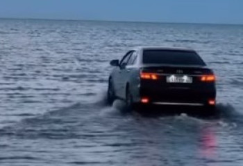 Заехавший на авто в реку Шалкар водитель разгневал казахстанцев