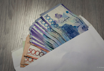 Чиновника в Туркестанской области поймали на взятке в 10 млн тенге