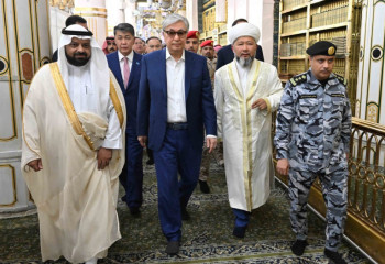 Глава государства посетил мечеть Пророка Мухаммеда