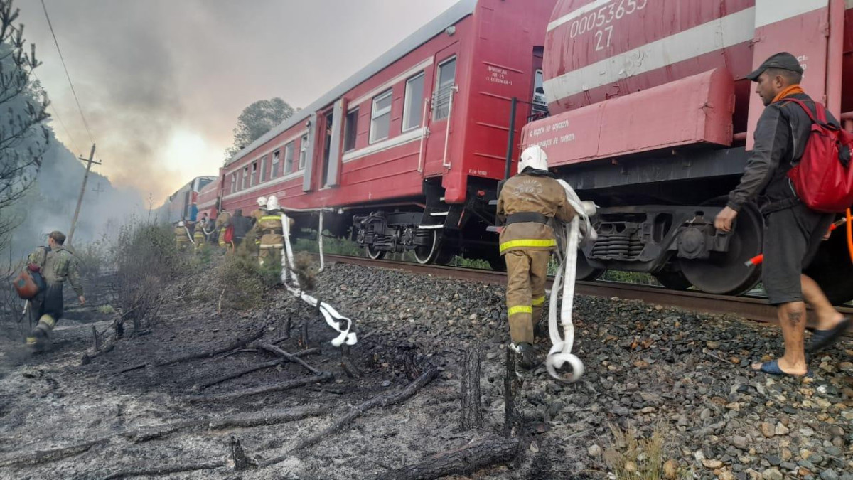 С помощью пожарного поезда тушили пожар в Восточном Казахстане