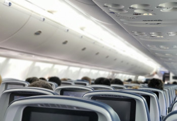 Ұшақта темекі шеккен алматылық екі әйелге айыппұл салынды