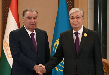 Касым-Жомарт Токаев провел встречу с Эмомали Рахмоном в Джидде