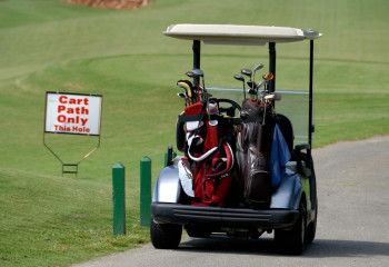 АҚШ-та үш жастағы бүлдіршін басқа баланы гольф-мобильмен соғып, мерт қылды