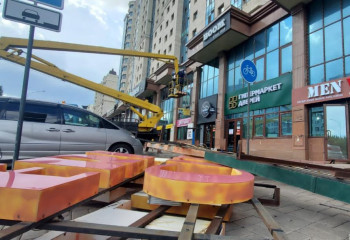 Более 1 500 незаконно вывешенных объявлений и баннеров сняли в Астане