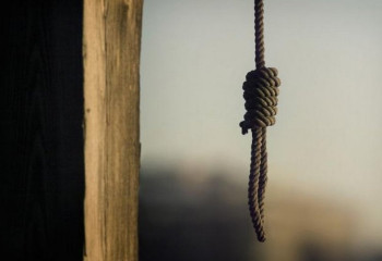 В Алматы молодая женщина повесилась в присутствии своих троих детей