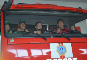 В гостях у пожарных побывали воспитанники трудового лагеря «Жасыл ел»