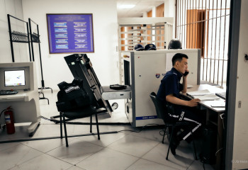 Стали известны подробности самоубийства женщины на глазах у детей в Алматы