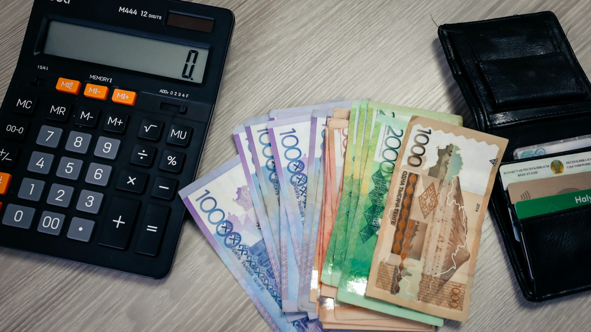 Блогер узнал у казахстанцев, кто зарабатывает среднюю зарплату по стране в 340 тысяч тенге в месяц