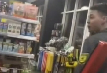 Дональд Дак устроился на работу в казахстанский супермаркет