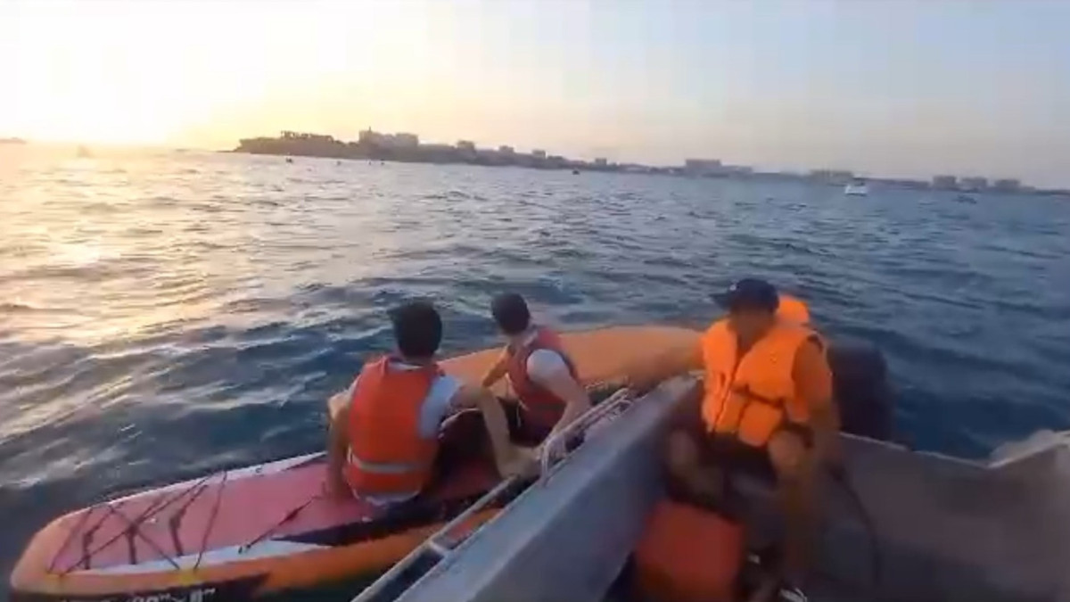 Двоих подростков на серфинг-досках унесло в Каспийское море