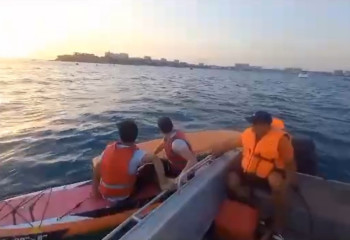 Двоих подростков на серфинг-досках унесло в Каспийское море