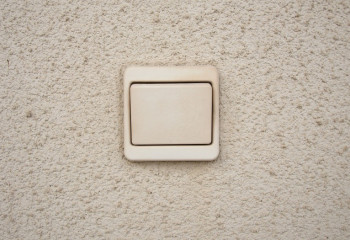 Из-за пожара на подстанции в центре Караганды выключили свет