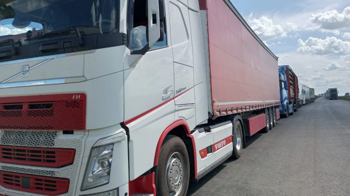 На границе Казахстана с Россией образовалась очередь из грузовиков с арбузами