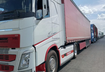 На границе Казахстана с Россией образовалась очередь из грузовиков с арбузами