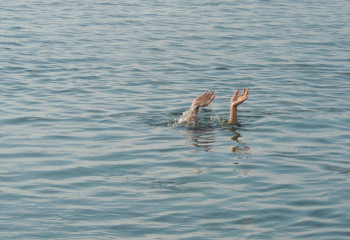 Павлодарда суға батып бара жатқан жігіт құтқарылды