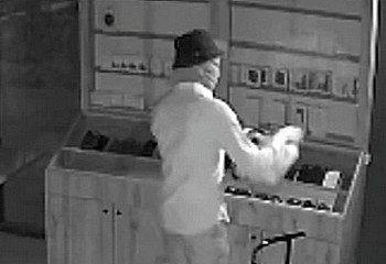 Украсть за 60 секунд: вора-рекордсмена ищет полиция в Актау