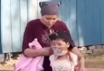 Кішкентай қыздың аузы мен қолын байлаған әйел 2 айға қамауға алынды