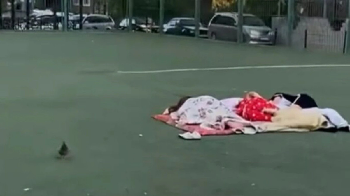 Жители Шымкента спят на футбольном поле, спасаясь от жары