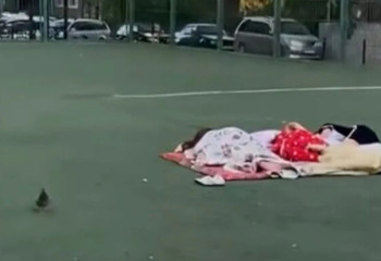 Жители Шымкента спят на футбольном поле, спасаясь от жары