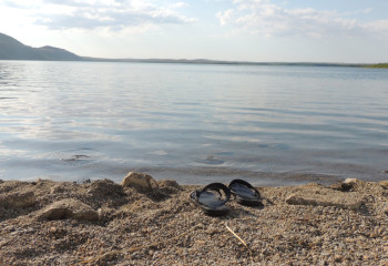 Каспий теңізіне үрмелі матраспен шығып, жоғалған үш қыз іздестіріліп жатыр